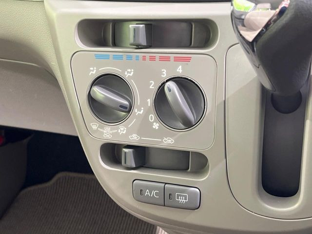 寒い冬も暑い夏も全席に快適な空調を届けてくれる、ダイヤル式エアコンを装備♪