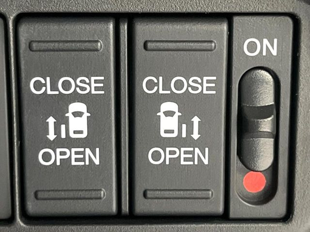 【両側パワースライドドア】スマートキーや運転席のスイッチで後席両側スライドドアの開閉が可能♪電動だから力を入れてドアを開ける必要が無く、小さなお子様でも簡単に開け閉めでき快適です♪