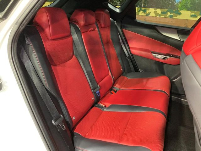 後部座席も気になるようなキズ・汚れやへたり等、大きなダメージはなく、良好な状態です。