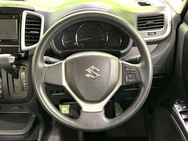 �C���e���A�ɍ��킹���f�U�C���̃X�e�A�����O�́A�^�]�������̂��Ƃ��l���A�^�]���₷���`��A�傫���ł��B�����x�A���ۂɐG���Ă��m���߂��������B