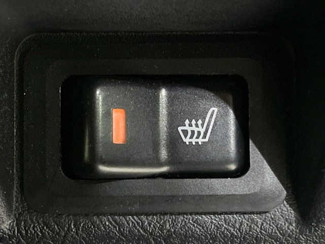 【シートヒーター】寒い日に重宝するシートヒーター!エアコンより早く温まってくれるので寒がりの人も安心ですね♪エアコンの温風は乾燥するから苦手、という方にもをおすすめです。