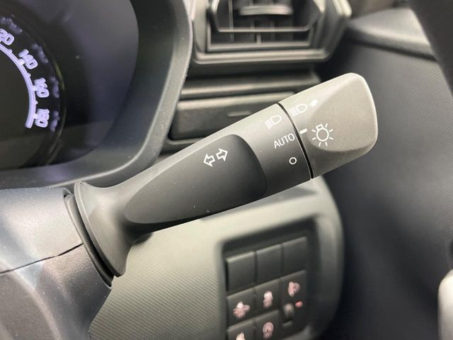 【オートライト】周りの明るさに応じて自動でヘッドライトの点灯・消灯ができる機能です!ライトの付け忘れ・消し忘れなどが無くなり、雨の日や夕方の走行も安心!トンネル通過時も便利ですね♪