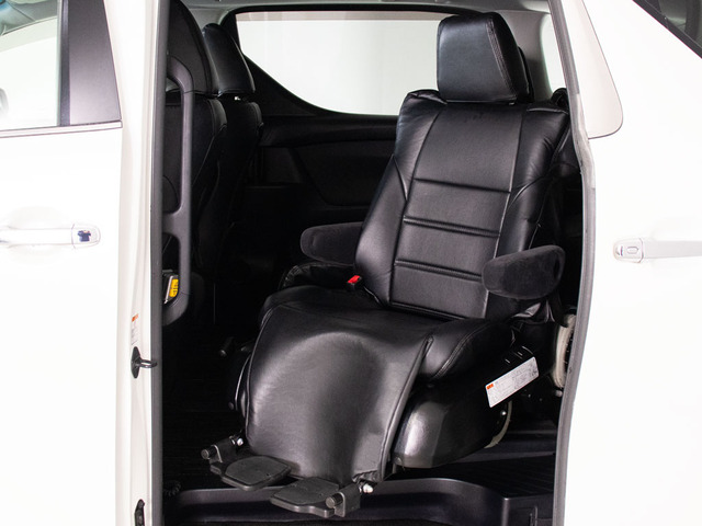 座席が昇降することにより、ご高齢の方や足の不自由な方でも安心して乗降する事が可能です!