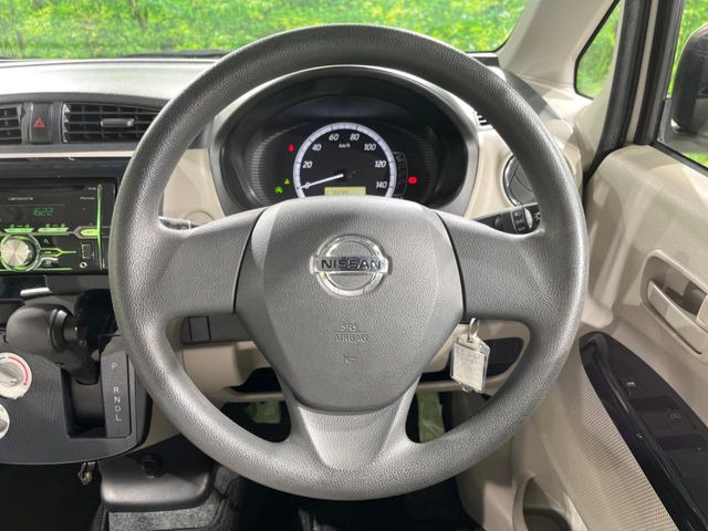 �C���e���A�ɍ��킹���f�U�C���̃X�e�A�����O�́A�^�]�������̂��Ƃ��l���A�^�]���₷���`��A�傫���ł��B�����x�A���ۂɐG���Ă��m���߂��������B