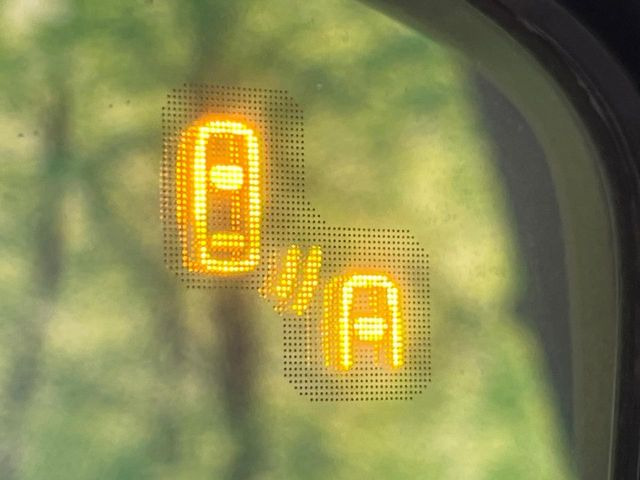 �y�u���C���h�X�|�b�g���j�^�����O�z���s���A�h�A�~���[�̎��p�ɂȂ�₷���ӏ��Ɍ㑱�Ԃ��ڋ߂���ƃT�C�h�~���[�t�߂Ɍx����\���A�h���C�o�[�ɒ��ӊ��N�����Ă���܂��B