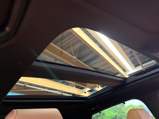 【大型サンルーフ】車内の解放感が一気に上がる大型のパノラマルーフ!季節を問わず開放的で快適なドライブをお楽しみいただけます。流通量も少なく希少価値の高い人気の装備です♪