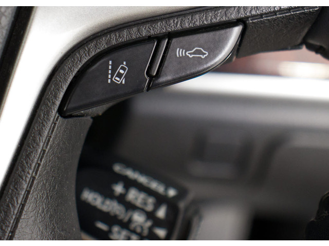 衝突回避支援型プリクラッシュセーフティシステム 前方に出現した障害物に対し警報を発し、ドライバーに警告。同時にブレーキアシストにより衝突回避と速度を軽減します。