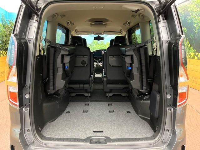 後席を格納すると、これだけの広さが!シーンに合わせたシートアレンジで、大きな荷物も積むことが出来ます♪
