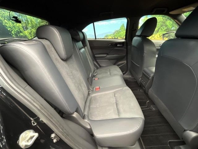 後部座席も気になるようなキズ・汚れやへたり等、大きなダメージはなく、良好な状態です。