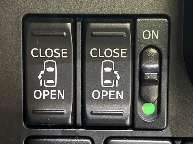 【両側パワースライドドア】スマートキーや運転席のスイッチで後席両側スライドドアの開閉が可能♪電動だから力を入れてドアを開ける必要が無く、小さなお子様でも簡単に開け閉めでき快適です♪