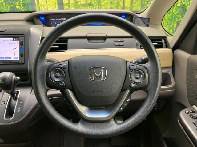 �C���e���A�ɍ��킹���f�U�C���̃X�e�A�����O�́A�^�]�������̂��Ƃ��l���A�^�]���₷���`��A�傫���ł��B�����x�A���ۂɐG���Ă��m���߂��������B