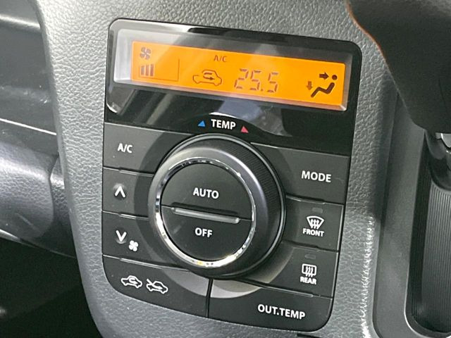 【オートエアコン】一度お好みの温度に設定すれば、車内の温度を検知し風量や温度を自動で調整。暑い&hellip;寒い&hellip;と何度もスイッチ操作をする必要はありません。快適な車内空間には必須の機能ですね♪