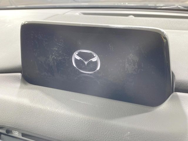 【マツダコネクトナビ】車内の雰囲気にマッチした一体型タイプのナビ。各種車輌設定やBluetooth再生等、様々な機能が楽しめます。直感的なダイヤル操作が可能で、使い勝手も良好です。