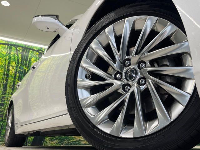 【純正18インチアルミホイール】外観にマッチした純正アルミホイールを装着しております。各種社外アルミホイールや、スタッドレスタイヤも取扱いしております。是非ご相談ください♪