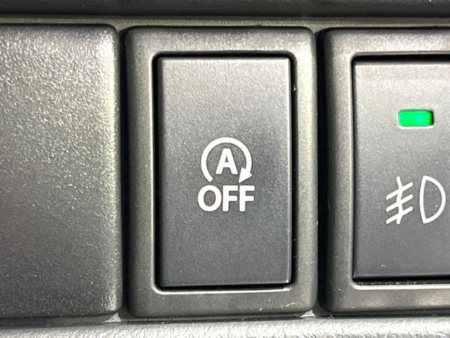 【アイドリングストップ】赤信号や渋滞で停車した際にエンジンを停止し、無駄な燃料の消費を抑えます。燃費向上や環境保護につなげる機能♪エンジンはブレーキを離せば再始動します。