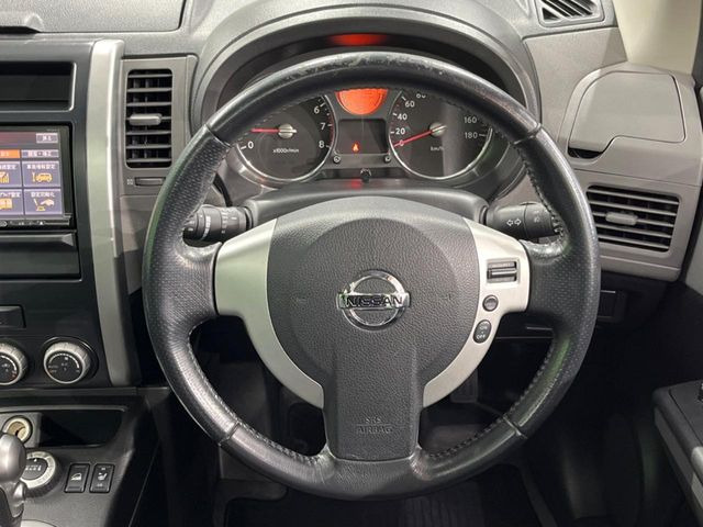 �C���e���A�ɍ��킹���f�U�C���̃X�e�A�����O�́A�^�]�������̂��Ƃ��l���A�^�]���₷���`��A�傫���ł��B�����x�A���ۂɐG���Ă��m���߂��������B