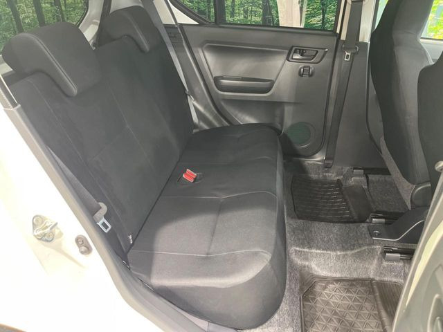 後部座席も気になるようなキズ・汚れやへたり等、大きなダメージはなく、良好な状態です。