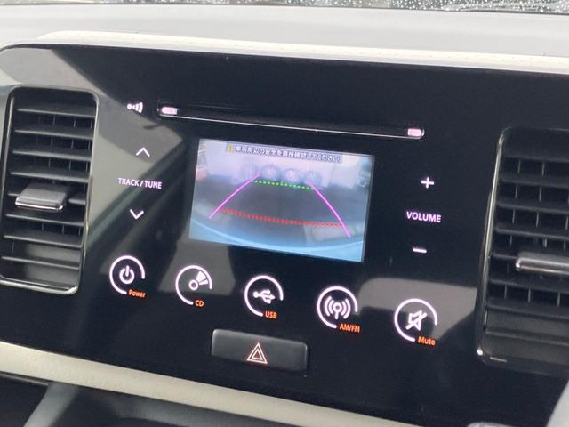 【バックカメラ】駐車時に後方がリアルタイム映像で確認できます。大型商業施設や立体駐車場での駐車時や、夜間のバック時に大活躍!運転スキルに関わらず、今や必須となった装備のひとつです!