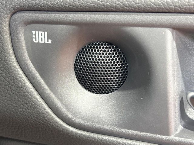 �yJBL�T�E���h�V�X�e���z���[�J�[�I�v�V�����̍��i�ʃT�E���h�V�X�e���𓋍ځB��p�̃`���[�j���O���{���ꂽ�召�l�X�ȃX�s�[�J�[����ǎ��ȃT�E���h���t�ł��A�Տꊴ���ӂ�鉹����Ԃ����o���܂��B