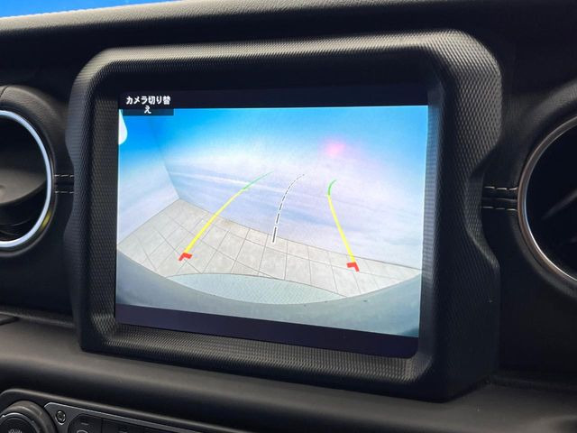 ●ガイドライン付きバックカメラ:不安な駐車もこれで安心!ガイドライン付きなので狭い箇所での駐車もラクラクです!