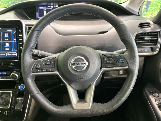 インテリアに合わせたデザインのステアリングは、運転される方のことも考え、運転しやすい形状、大きさです。是非一度、実際に触ってお確かめください。