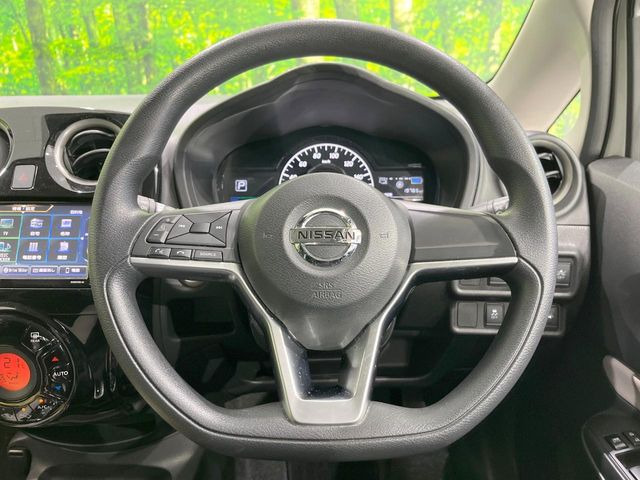 �C���e���A�ɍ��킹���f�U�C���̃X�e�A�����O�́A�^�]�������̂��Ƃ��l���A�^�]���₷���`��A�傫���ł��B�����x�A���ۂɐG���Ă��m���߂��������B