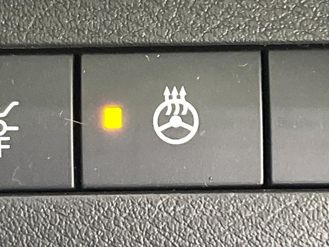 【ステアリングスイッチ】運転中、前方から目線をそらすことなく、オーディオ等の操作が可能な便利機能!安心&快適なドライブを演出してくれます♪