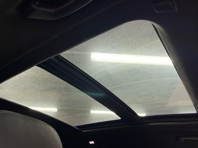 ●パノラマミックガラスルーフ:大迫力のパノラマルーフは、後部座席にまで続いており、開放的な空間をお楽しみいただけます。