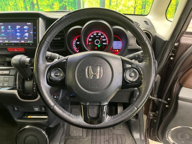 【シティブレーキアクティブシステム】低速走行中に前方の車両等を認識し、衝突しそうな時は警報とブレーキで衝突回避と被害軽減をアシスト。より安全にドライブをお楽しみいただけます。