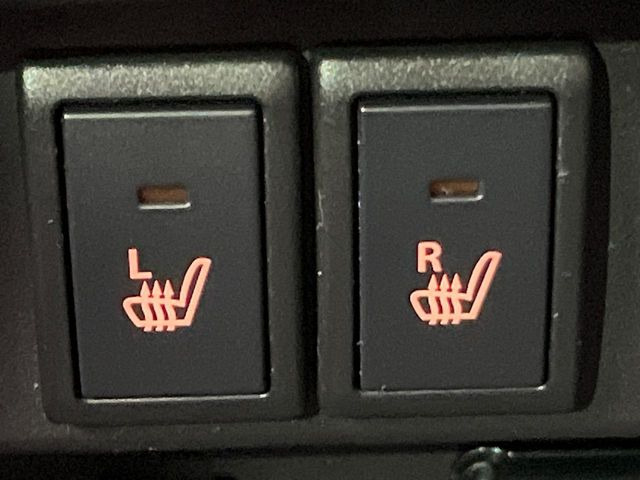 【前席シートヒーター】寒い日に重宝するシートヒーター!エアコンより早く温まってくれるので寒がりの人も安心ですね♪エアコンの温風は乾燥するから苦手、という方にもをおすすめです。