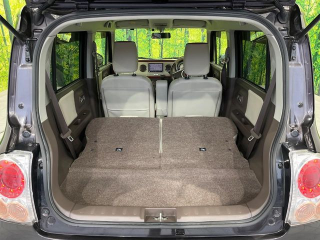 後席を格納すると、これだけの広さが!シーンに合わせたシートアレンジで、大きな荷物も積むことが出来ます♪