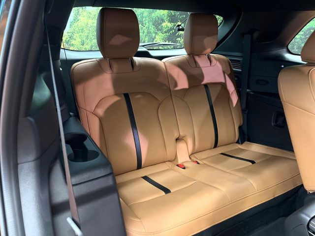 3列目シートはもちろん状態良好☆大人でもゆったりと座って頂けますので、大人数でのお出かけもラクラクです♪ご家族で、気の知れた仲間で、ドライブに行くのが楽しみですね♪