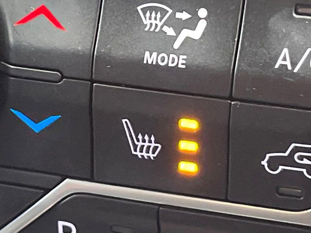 ●フロントシートヒーティング:運転席・助手席共に三段階で調節が可能なシートヒーターを装備しております。季節を問わず快適にご使用いただけます。