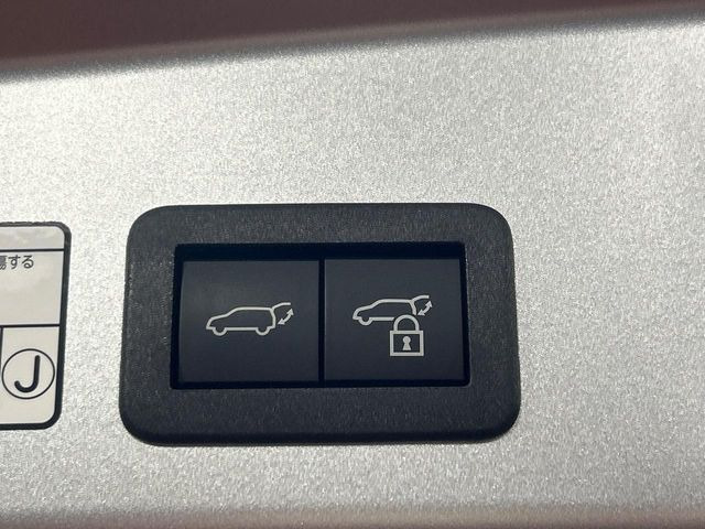 【パワーバックドア】スマートキーや運転席のボタンを押すだけでリアゲートが自動で開閉します!荷物を持っている時や、高い位置にあるバックドアを閉める際に便利な機能です♪