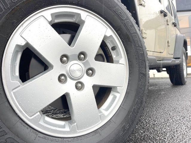 ●純正18インチアルミホイール:輸入車ならではの卓越した走りを支えるホイールと足回りです!日本車の走りに慣れている方にもぜひ体感して頂きたいほど、高いレベルでまとまっています!