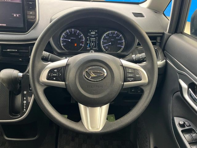 �C���e���A�ɍ��킹���f�U�C���̃X�e�A�����O�́A�^�]�������̂��Ƃ��l���A�^�]���₷���`��A�傫���ł��B�����x�A���ۂɐG���Ă��m���߂��������B