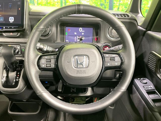 �C���e���A�ɍ��킹���f�U�C���̃X�e�A�����O�́A�^�]�������̂��Ƃ��l���A�^�]���₷���`��A�傫���ł��B�����x�A���ۂɐG���Ă��m���߂��������B