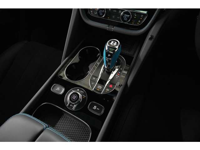 ・4シーターコンフォートスペック+リアセンターコンソール ￥1,926,830・ツーリングスペック ￥902,920・コントラストギアレバー&ステアリングイールスペック by mulliner ￥150,670