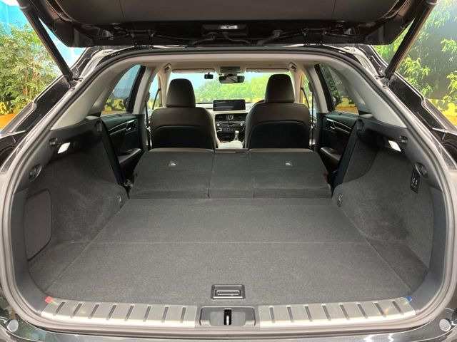 ���i�̂���������ʋ΁A���}���ɏ\���ȉ׎��X�y�[�X���m�ۂ��Ă���܂��B�Z�J���h�V�[�g��|���ƁA�傫�ȉו��̐ύڂ��\�ł���