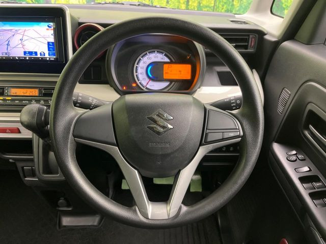 �C���e���A�ɍ��킹���f�U�C���̃X�e�A�����O�́A�^�]�������̂��Ƃ��l���A�^�]���₷���`��A�傫���ł��B�����x�A���ۂɐG���Ă��m���߂��������B