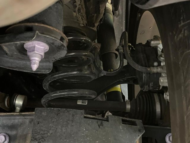 お車を安心してお乗りいただく為には、足回りの定期点検が欠かせません。サービスサポート(有償保証)では無料点検もご提供しており、安心のカーライフをお過ごしいただけるサポート体制が整っています。