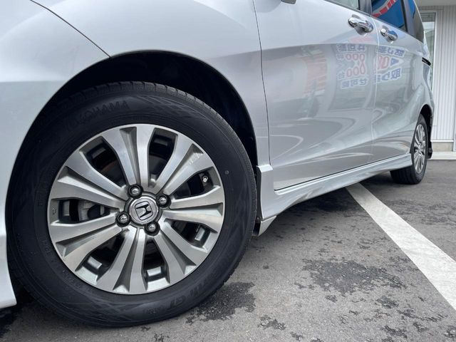 【純正15インチアルミホイール】外観にマッチした純正アルミホイールを装着しております。各種社外アルミホイールや、スタッドレスタイヤも取扱いしております。是非ご相談ください♪