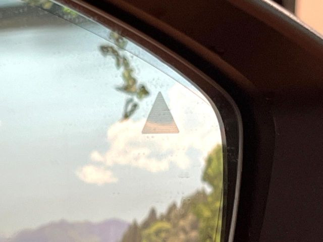 【ブラインドスポットモニタリング】走行中、ドアミラーの死角になりやすい箇所に後続車が接近するとサイドミラー付近に警告を表示、ドライバーに注意喚起をしてくれます。