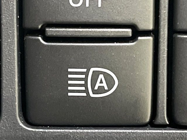 【オートハイビーム】夜間の安全走行に役立つ便利な機能!先行車や対向車を検知し、ハイビームとロービームを切り替えてくれます♪