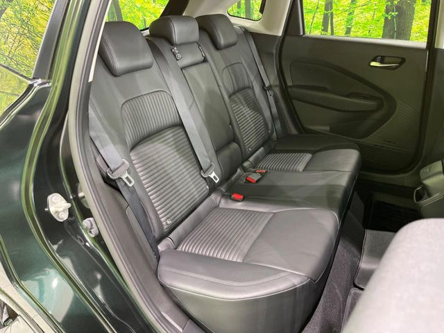 コンパクトカーですが、セカンドシートは十分な広さがあり快適にお乗りいただけます♪シートを倒して大きな荷物を積んだりと、用途の幅が広い1台です。