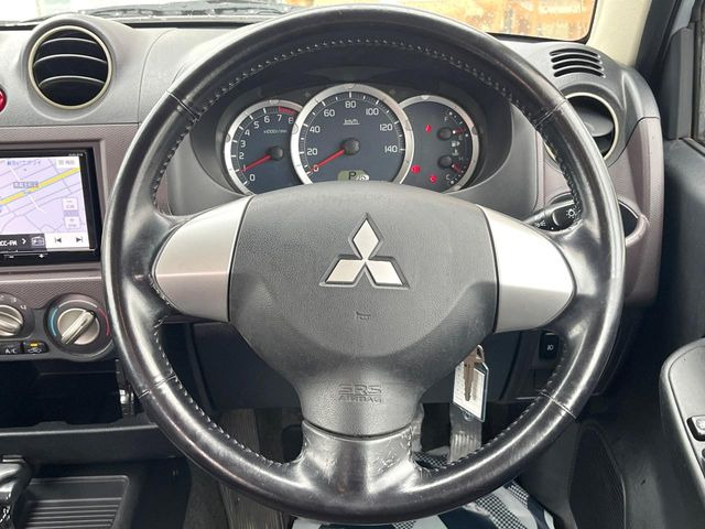 ステアリングも使用感が少なく、綺麗な状態となっております。