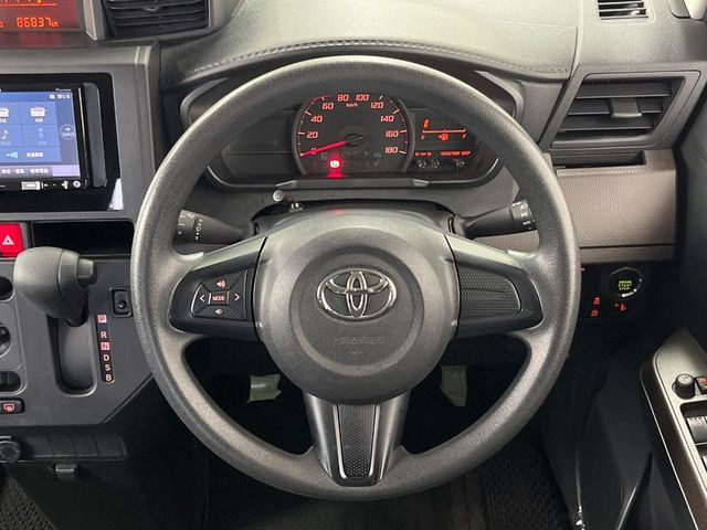 �C���e���A�ɍ��킹���f�U�C���̃X�e�A�����O�́A�^�]�������̂��Ƃ��l���A�^�]���₷���`��A�傫���ł��B�����x�A���ۂɐG���Ă��m���߂��������B