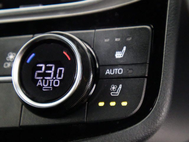 快適エアシート&シートヒーターを装備しています!高級車ならではの装備です!シートが暖まる機能!シートから冷風が出る機能!どちらも付いています!!寒い冬も、暑い夏も快適にご乗車頂けます!!