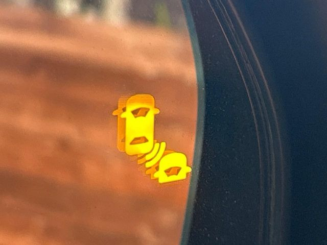 �y�u���C���h�X�|�b�g�C���t�H���[�V�����z���s���A�h�A�~���[�̎��p�ɂȂ�₷���ӏ��Ɍ㑱�Ԃ��ڋ߂���ƃT�C�h�~���[�t�߂Ɍx����\���A�h���C�o�[�ɒ��ӊ��N�����Ă���܂��B