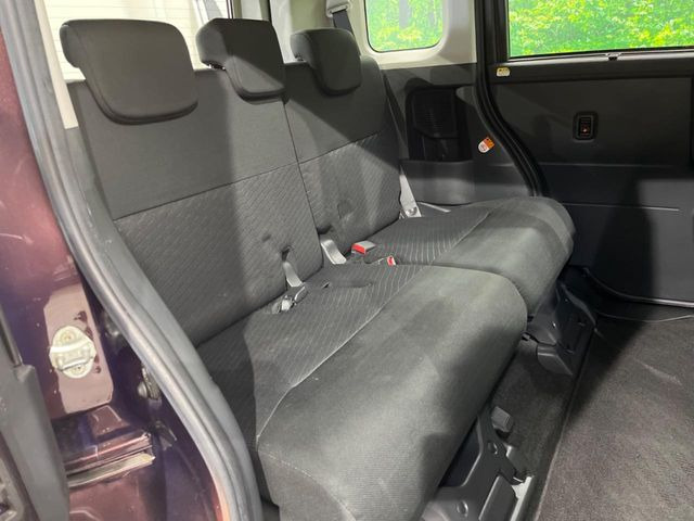 後部座席も気になるようなキズ・汚れやへたり等、大きなダメージはなく、良好な状態です。